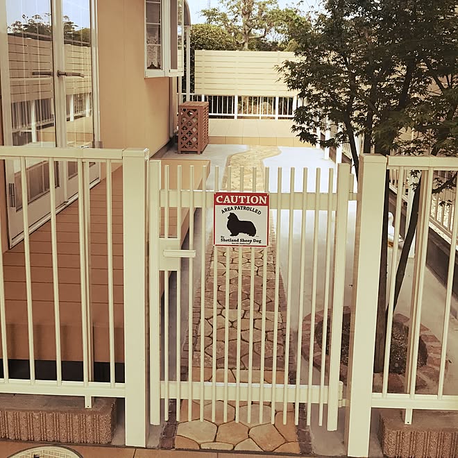 玄関 入り口 室外機カバー タイルテラス 目隠しフェンス 外構工事中のインテリア実例 17 06 09 15 26 25 Roomclip ルームクリップ