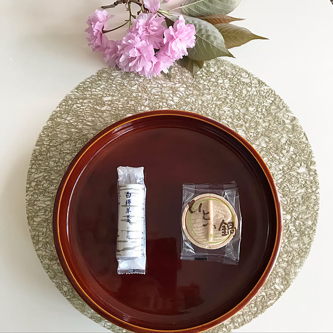 羊羹と最中 六花亭 庭の桜 Roomclip10周年 机のインテリア実例 22 05 11 16 36 21 Roomclip ルームクリップ