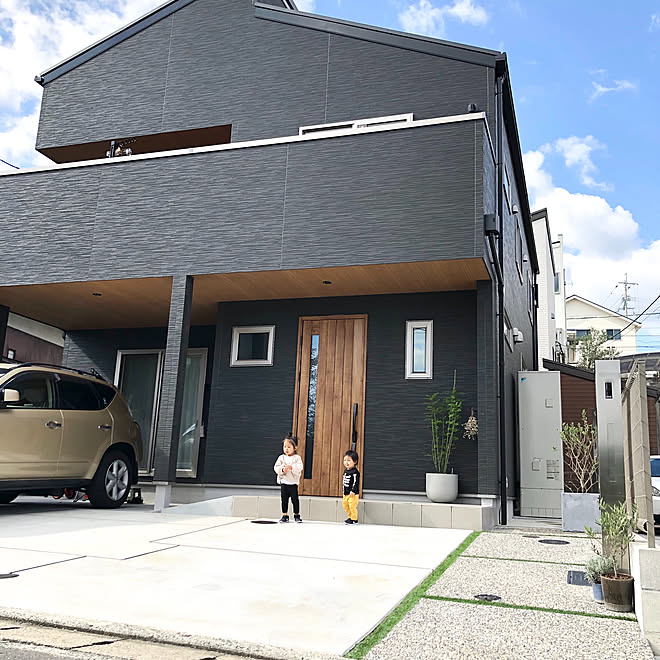 注文住宅 一戸建て 福岡工務店 洗い出しアプローチ 黒い外壁 などのインテリア実例 10 26 21 32 57 Roomclip ルームクリップ