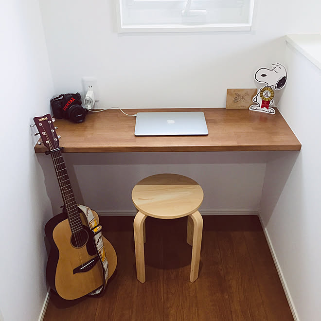 趣味スペース カウンターテーブル Yamahaのミニギター Pentax Macbook Air などのインテリア実例 03 08 10 13 25 Roomclip ルームクリップ