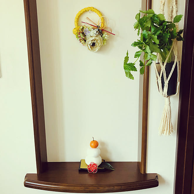 お正月用の三つ葉のプラントハンガー 帯締めのリース 自作の帯締め 鏡餅 紙粘土手作り などのインテリア実例 21 12 29 11 53 06 Roomclip ルームクリップ