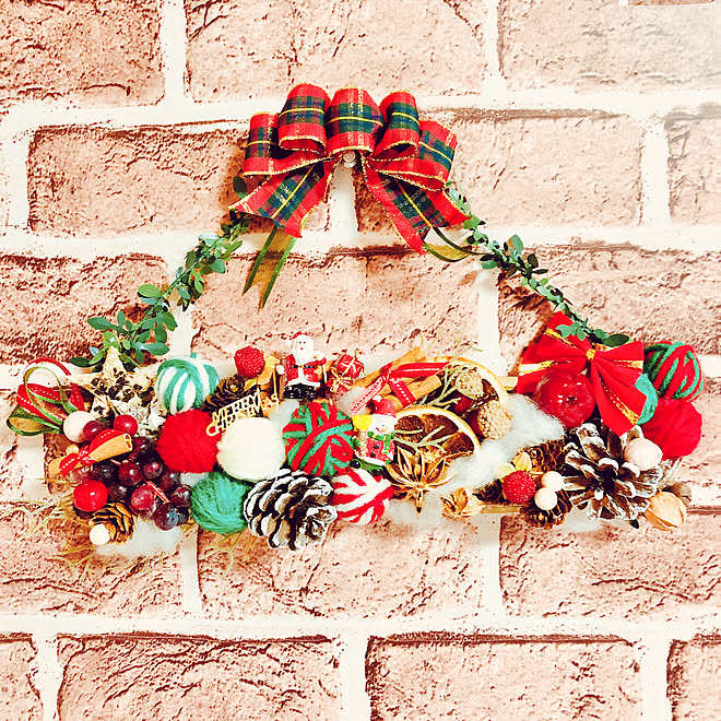 リビング 毛糸 枝リース クリスマスリース ハンドメイドリース などのインテリア実例 18 11 14 17 42 27 Roomclip ルームクリップ
