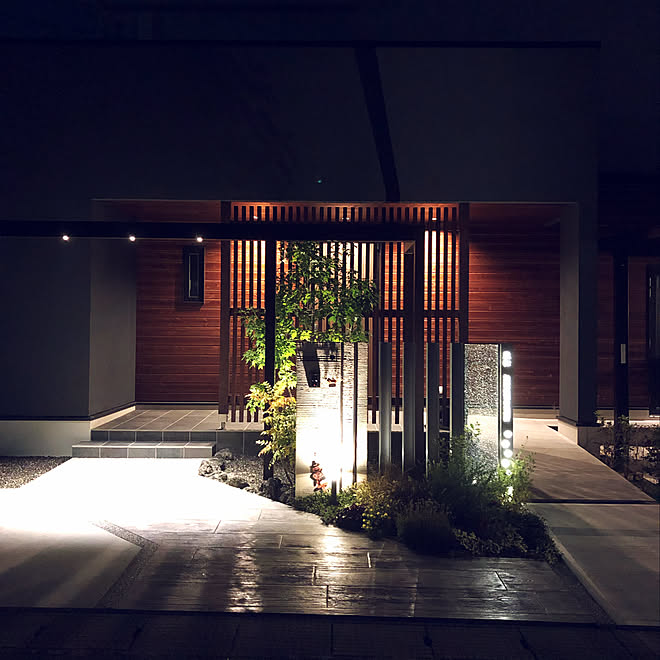 スロープの有る玄関 アプローチ 門柱 外構工事 わんこと暮らす家 などのインテリア実例 09 30 01 29 21 Roomclip ルームクリップ