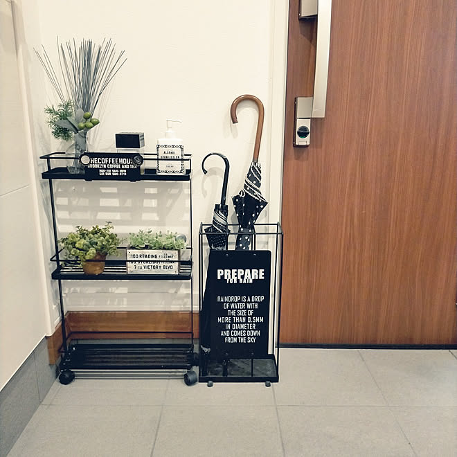 玄関 入り口 傘立て ニトリ 傘立て Tower キッチンスリムワゴン い草フレグラス グレー などのインテリア実例 21 07 09 14 57 16 Roomclip ルームクリップ