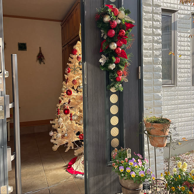 オーナメントボール クリスマススワッグ クリスマスツリー クリスマス 玄関 入り口のインテリア実例 21 11 30 06 49 54 Roomclip ルームクリップ