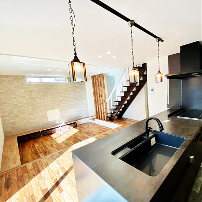 一段下がったリビング 作り付け収納棚 作り付け棚 ペンダントライト シック などのインテリア実例 12 04 12 33 15 Roomclip ルームクリップ