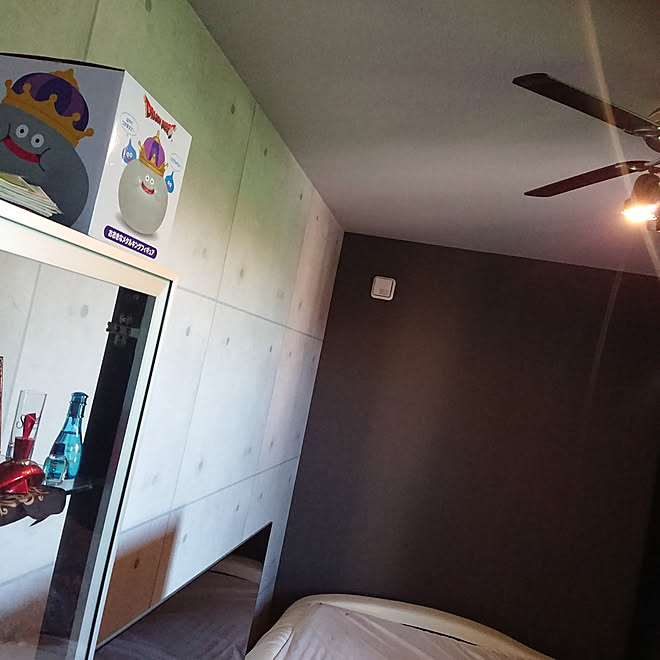 壁紙 タマホーム コンクリート打ちっぱなし風壁紙 黒に近いグレー 長男部屋 などのインテリア実例 21 08 31 09 37 27 Roomclip ルームクリップ