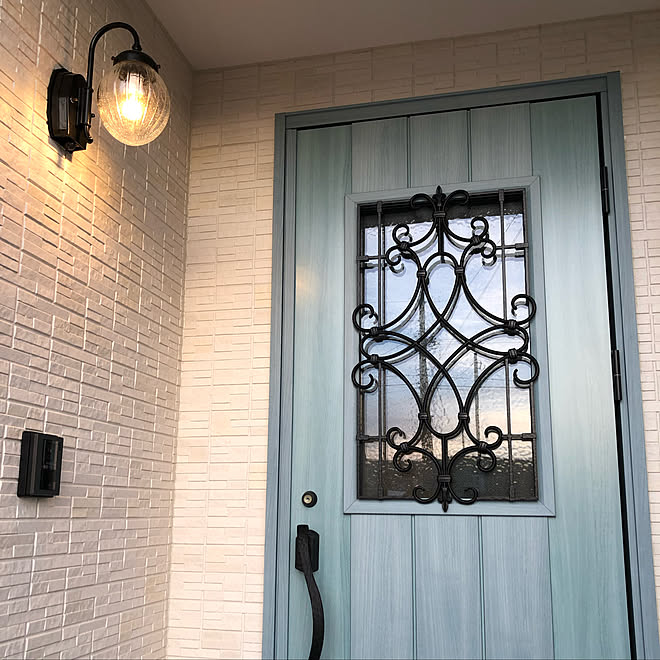 アイスブルーノーチェ ヴェナート E10 ヴェナート 青のドア 青の玄関ドア などのインテリア実例 19 06 17 22 40 43 Roomclip ルームクリップ