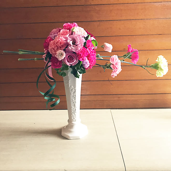 玄関 入り口 母の日アレンジ 母の日 フラワーアレンジメント 無言いいね フォロー失礼しておりますのインテリア実例 18 05 12 12 45 46 Roomclip ルームクリップ