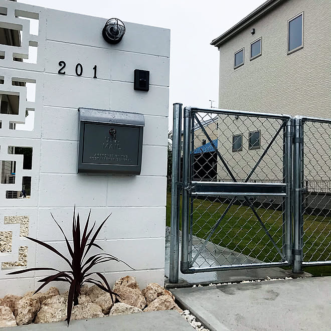 アメリカンフェンス ホワイトインテリア カリフォルニアインテリア 琉球石灰岩 グレー 白 などのインテリア実例 19 06 15 22 59 45 Roomclip ルームクリップ