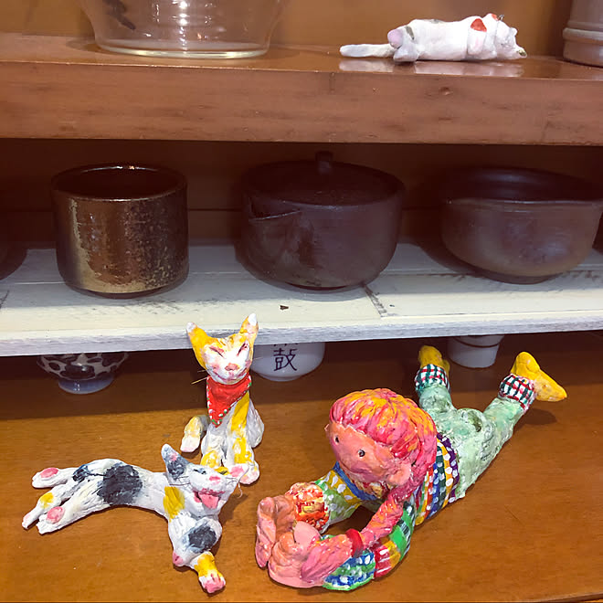 紙粘土工作増殖中 紙粘土で猫と遊ぶ女の子 紙粘土工作 紙粘土工作で猫 棚のインテリア実例 21 03 02 13 35 17 Roomclip ルームクリップ