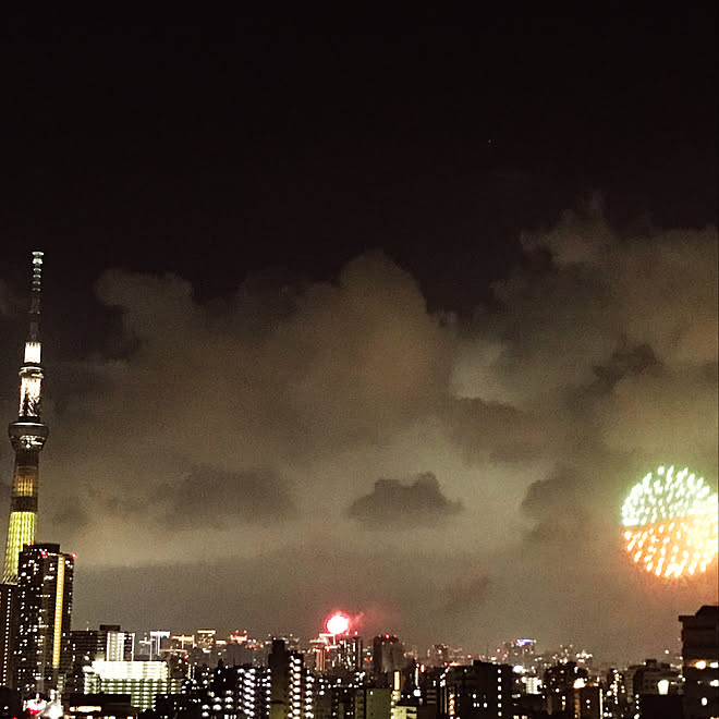 屋上 花火大会をマンションで スカイツリーが見える 夏の夜空 バルコニーからの景色のインテリア実例 18 07 30 19 13 45 Roomclip ルームクリップ