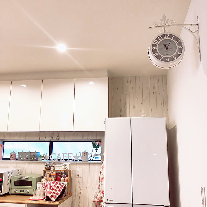 白いキッチン ホワイトインテリア ホワイトキッチン 両面時計 ステーションクロック などのインテリア実例 02 11 17 10 52 Roomclip ルームクリップ
