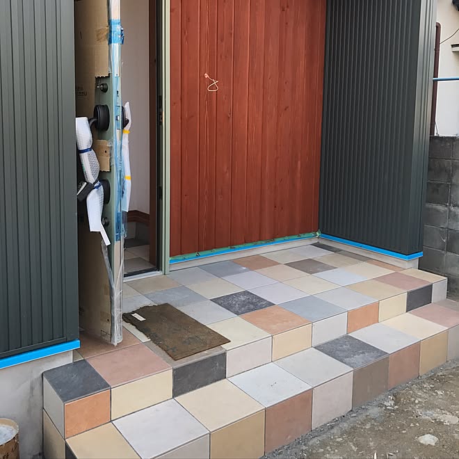 玄関 入り口 明るい玄関 カラフル 玄関タイル 新築建築中 などのインテリア実例 16 12 25 19 30 55 Roomclip ルームクリップ