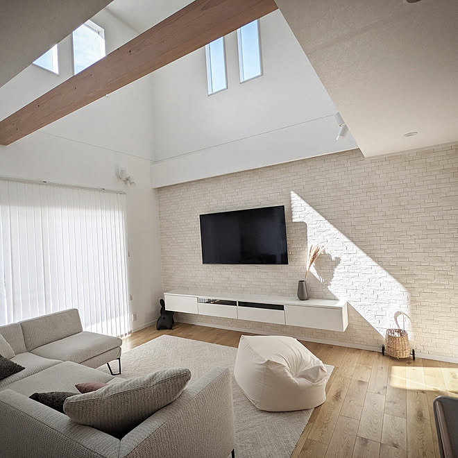 リビング 白いおうち 白い家 海外インテリア 65インチテレビ などのインテリア実例 10 31 23 51 58 Roomclip ルームクリップ