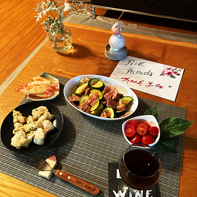 おうち居酒屋/おやつ時間では無いです/りんごジュース瓶にシロタエ菊と千日紅/ミニひょうたんランプハンドメイド/貰ったミニトマト&hellip;などの