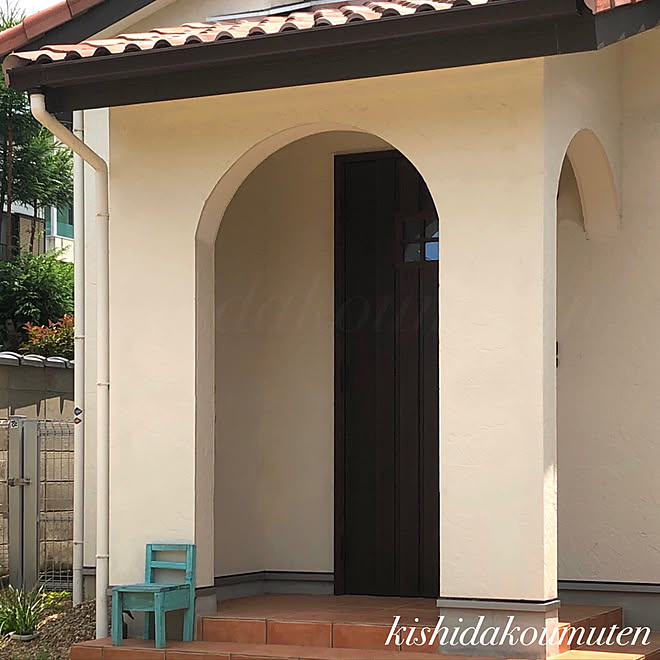 木製ドア 南欧風の家 テラコッタタイル 玄関ポーチ 宇治注文住宅 などのインテリア実例 06 19 18 03 Roomclip ルームクリップ