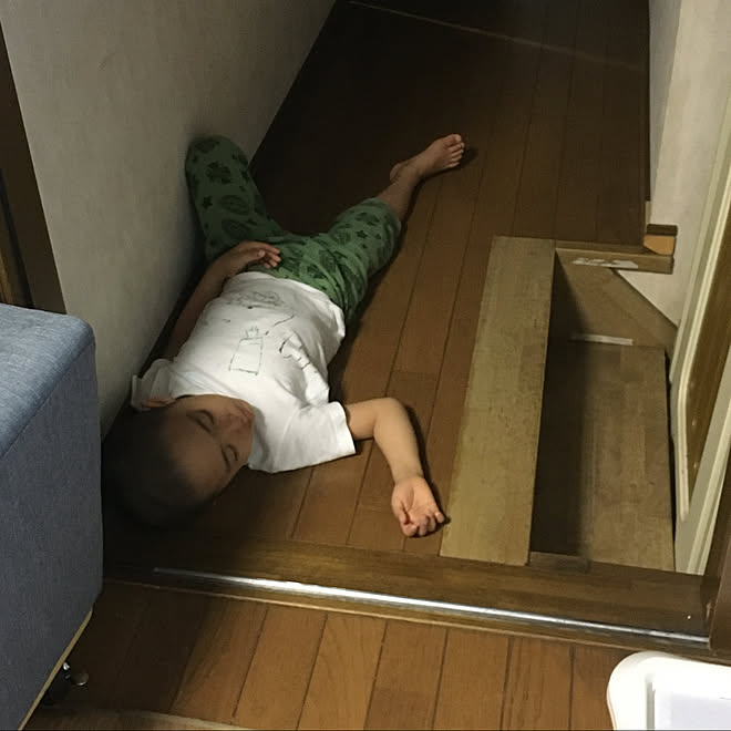 見てびっくり 静かだと思ったら寝てた四男 リビングから写した廊下 いいね コメントありがとうございます いいね フォロー本当に感謝デス などのインテリア実例 07 04 22 27 13 Roomclip ルームクリップ