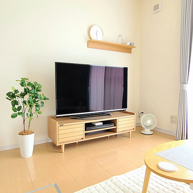 リビング 壁に付けられる家具 フェイクグリーン テレビ周り 賃貸 などのインテリア実例 10 03 12 45 42 Roomclip ルームクリップ