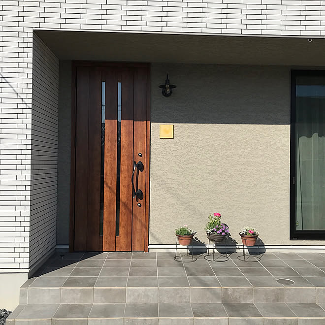 玄関ポーチ 表札 真鍮 タイル 外観 塗り壁 などのインテリア実例 22 02 28 15 29 18 Roomclip ルームクリップ