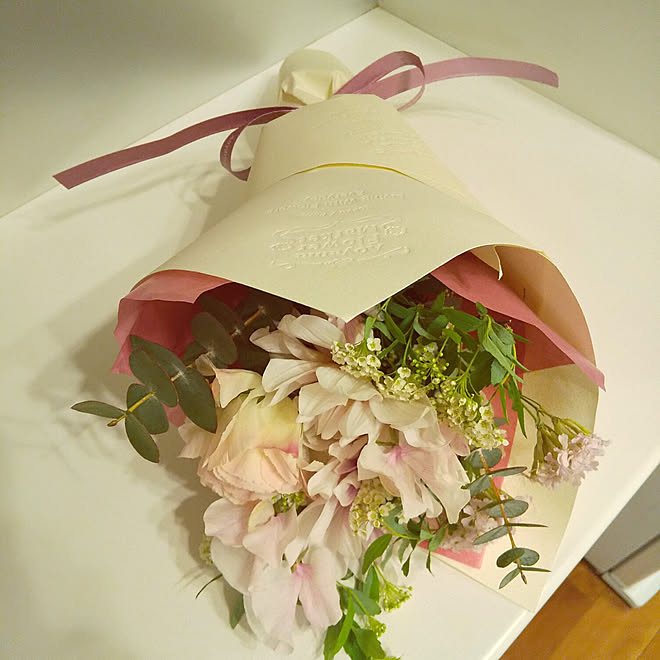 キッチン 癒し 花のある暮らし まさかのサプライズプレゼント 花束のプレゼント などのインテリア実例 22 03 21 13 31 38 Roomclip ルームクリップ