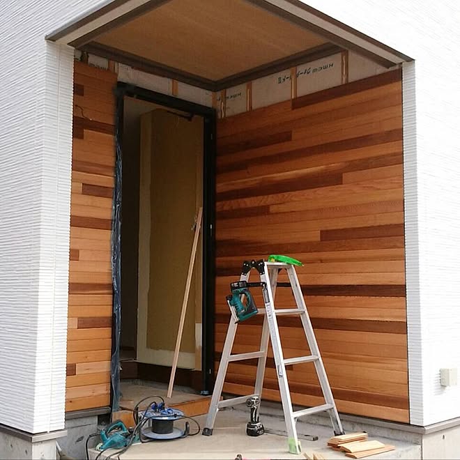 玄関 入り口 レッドシダーで玄関 レッドシダー レッドシダーの外壁のインテリア実例 16 12 10 00 17 52 Roomclip ルームクリップ