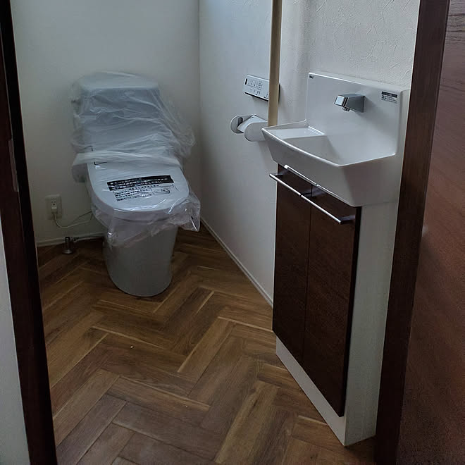 バス トイレ 1fトイレ 手洗い器 ブルーグレー ヘリンボーン などのインテリア実例 07 17 19 30 00 Roomclip ルームクリップ