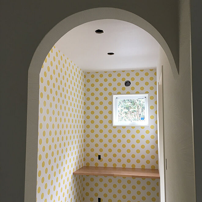 壁 天井 家事室 黄色ドット サンゲツ壁紙 壁紙のインテリア実例 01 07 17 41 Roomclip ルームクリップ