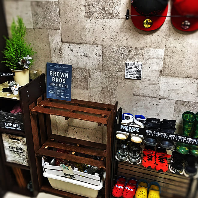 玄関/入り口/すのこで飾り棚/すのこでDIY/ニトリ/コンクリート風壁紙&hellip;などのインテリア実例 20181126 094220
