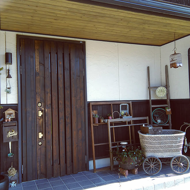 玄関 入り口 アンティーク乳母車 玄関ドアリメイクdiy 無垢材 多肉植物 などのインテリア実例 17 11 27 13 44 48 Roomclip ルームクリップ