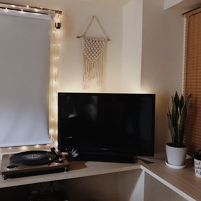 棚 ブラインド マクラメタペストリー テレビ裏 間接照明 などのインテリア実例 19 02 06 22 59 34 Roomclip ルームクリップ