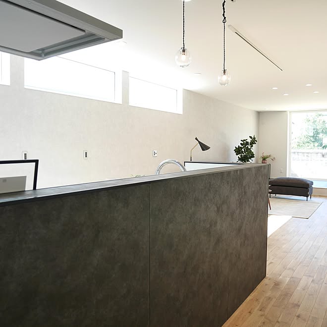 I型キッチン シエラ リクシルキッチン グレーの壁 キッチン立ち上がり壁 などのインテリア実例 09 05 13 33 18 Roomclip ルームクリップ