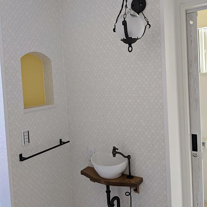 バス トイレ トイレ 洗面所 手洗い ニッチ 黄色 黄色い壁 黄色 イエロー 壁紙 トイレのインテリア実例 21 04 19 08 14 13 Roomclip ルームクリップ