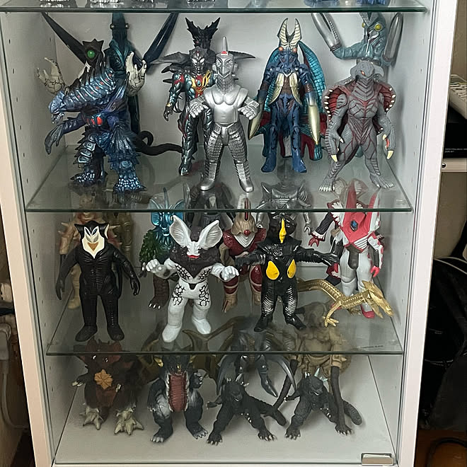 掃除してなくてすみません 自立するソフビ ガンプラ収納 バルタン星人 メフィラス星人 などのインテリア実例 22 07 15 22 31 52 Roomclip ルームクリップ