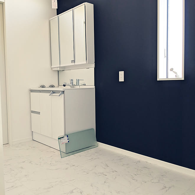 モノトーン 洗面所 大理石調の床 サンゲツクロス 黒い壁紙 などのインテリア実例 19 02 10 10 36 57 Roomclip ルームクリップ