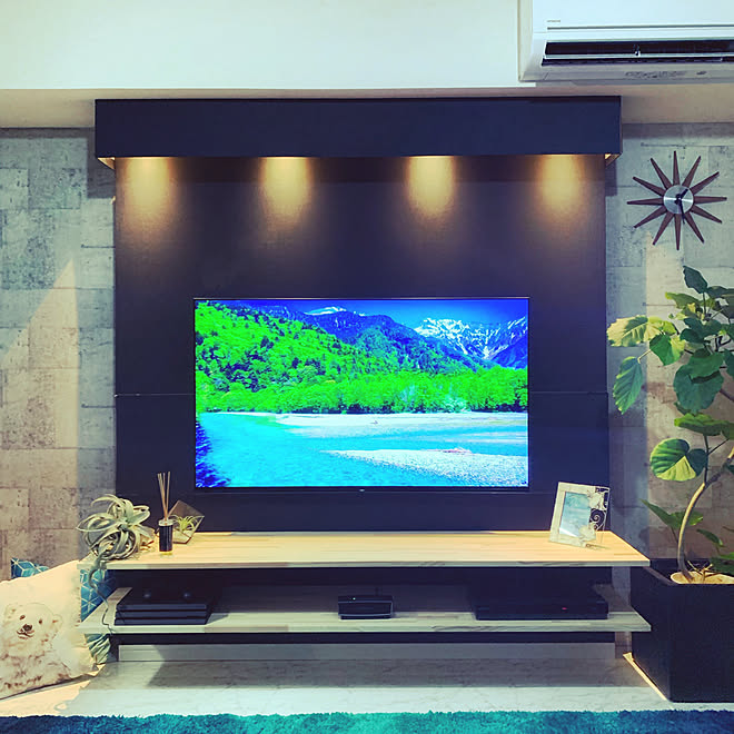 リビング コンクリート風壁紙 ディアウォール 壁掛けテレビ テレビボード などのインテリア実例 19 08 26 07 39 34 Roomclip ルームクリップ