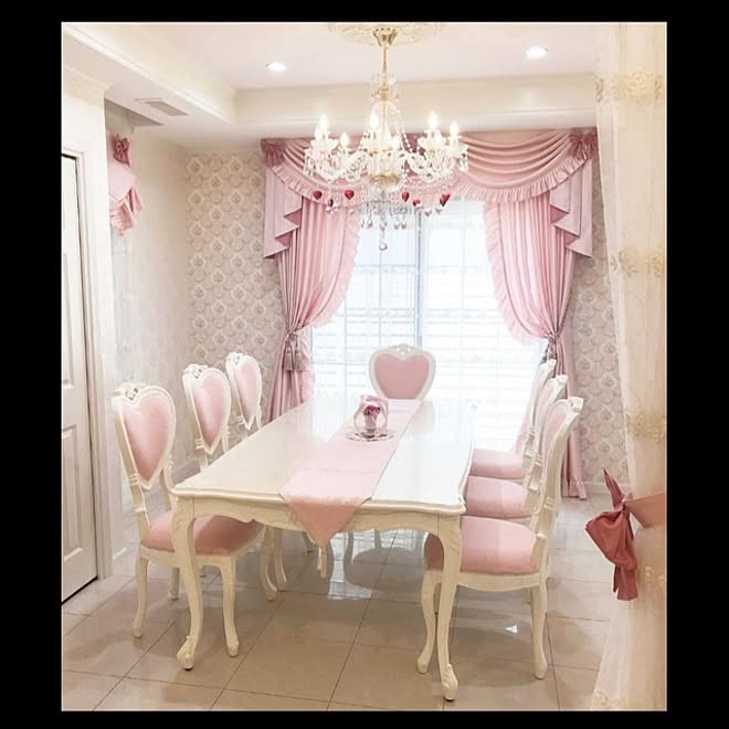 シャンデリアのある暮らし インテリアコーディネート ハートチェア ピンクインテリア 白家具 などのインテリア実例 22 10 31 13 30 08 Roomclip ルームクリップ