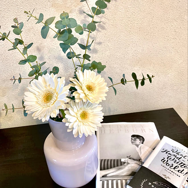 Ikeaの棚 ユーカリ ガーベラ 花瓶 フラワーベース などのインテリア実例 22 03 09 14 16 30 Roomclip ルームクリップ