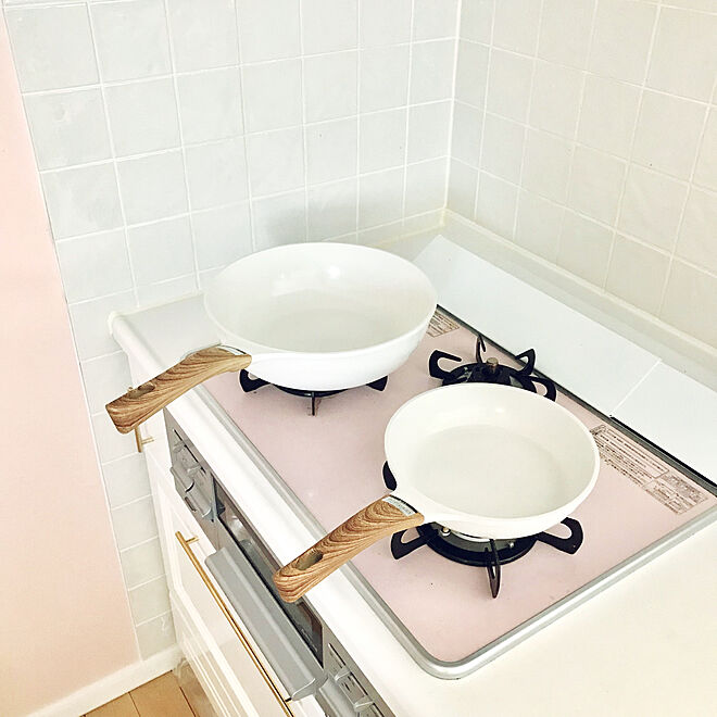 キッチン フライパン カインズ ピンクの壁紙 白いフライパン などのインテリア実例 19 01 05 13 50 25 Roomclip ルームクリップ