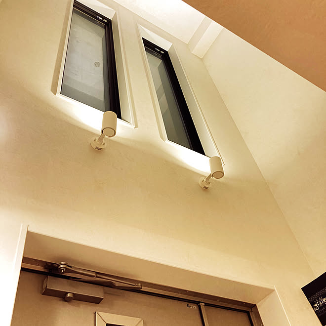 吹き抜けの窓を照らす 玄関ドア 吹き抜け 間接照明 人感センサー などのインテリア実例 10 12 22 31 47 Roomclip ルームクリップ