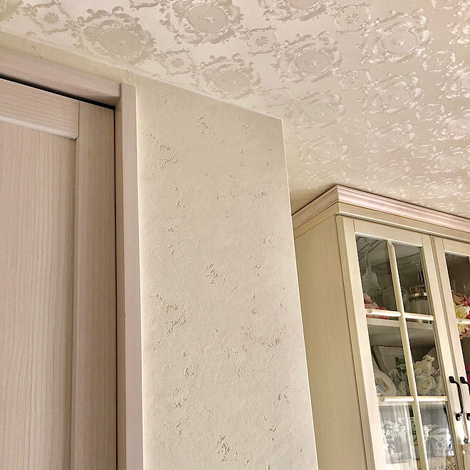 吊り戸棚 ウッドワンクローゼットドア 漆喰柄 壁紙 サンゲツ壁紙