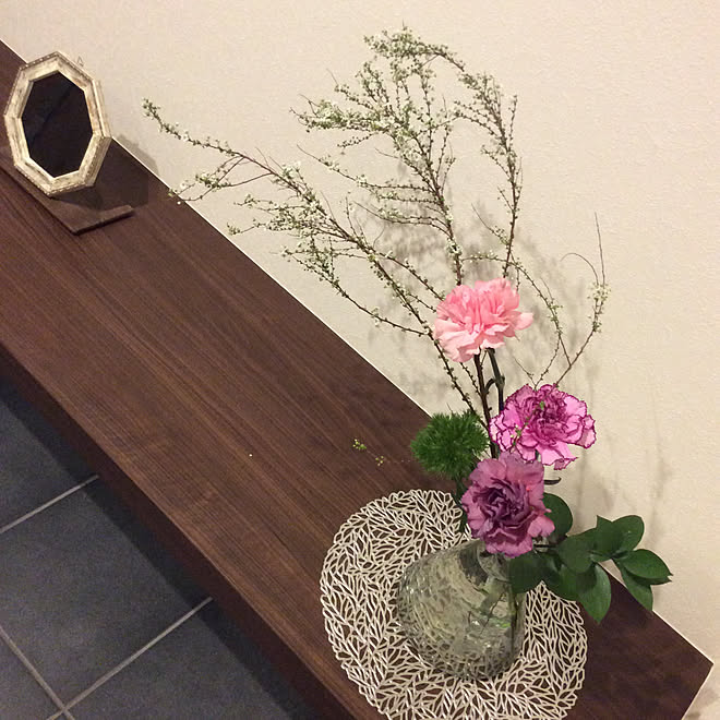 玄関ベンチ カーネーション 花のある暮らし 飾り棚 癒し などのインテリア実例 03 05 08 10 Roomclip ルームクリップ