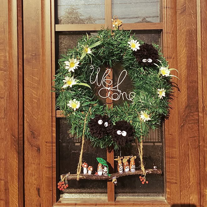 玄関 入り口 リメイクリース お正月に続き春バージョン 毛糸まっくろくろすけ どんぐりトトロ などのインテリア実例 17 01 07 13 29 31 Roomclip ルームクリップ