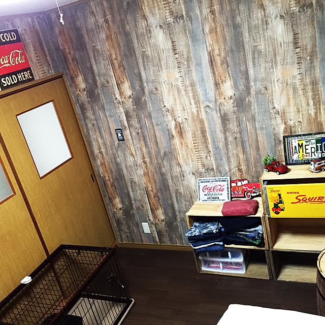 部屋全体 コカ コーラ りんご箱 ワイン樽 壁紙屋本舗 などのインテリア実例 16 01 13 13 00 07 Roomclip ルームクリップ