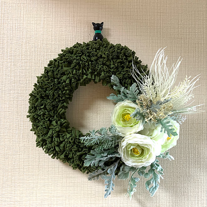 スタイロフォームでリース土台 スタイロフォーム フェイクフラワー グリーン 滑り止めでリース制作 滑り止めシート などのインテリア実例 21 05 11 09 30 17 Roomclip ルームクリップ