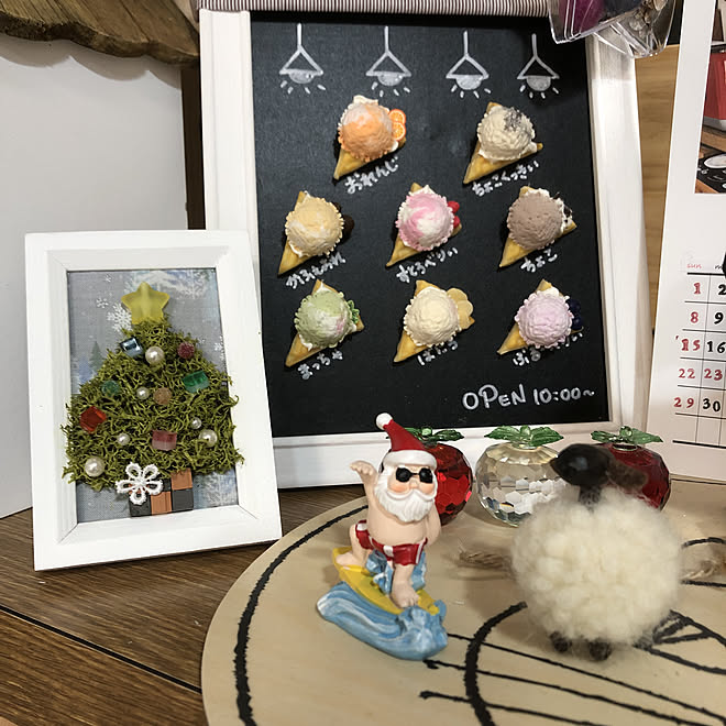 ハンドメイドのクリスマスツリー セリアで見つけた波乗りサンタ キッチンカウンターの上 クリスマス ハタキ倶楽部会長 などのインテリア実例 2020 11 02 12 34 29 Roomclip ルームクリップ