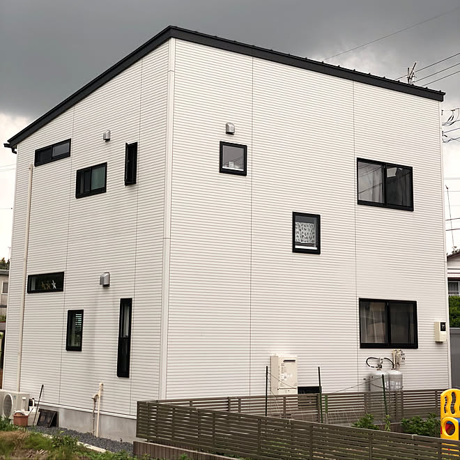 部屋全体 黒い窓 白い家 ニチハ 白いサイディング などのインテリア実例 18 08 13 18 54 32 Roomclip ルームクリップ