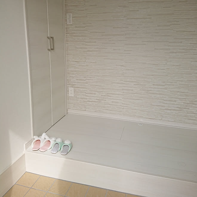 玄関 入り口 白い家 こどものいる暮らし アクセントクロス リノベーション などのインテリア実例 08 28 43 22 Roomclip ルームクリップ