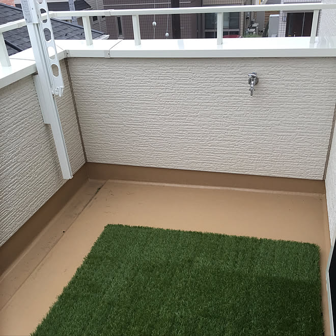 人工芝 ベランダ バルコニー 部屋全体 ベランダ改造中 などのインテリア実例 18 08 06 07 22 11 Roomclip ルームクリップ 人工芝 ベランダ バルコニー 部屋全体 ベランダ改造中 などのインテリア実例 18 08 06 07 22 11 Roomclip ルームクリップ