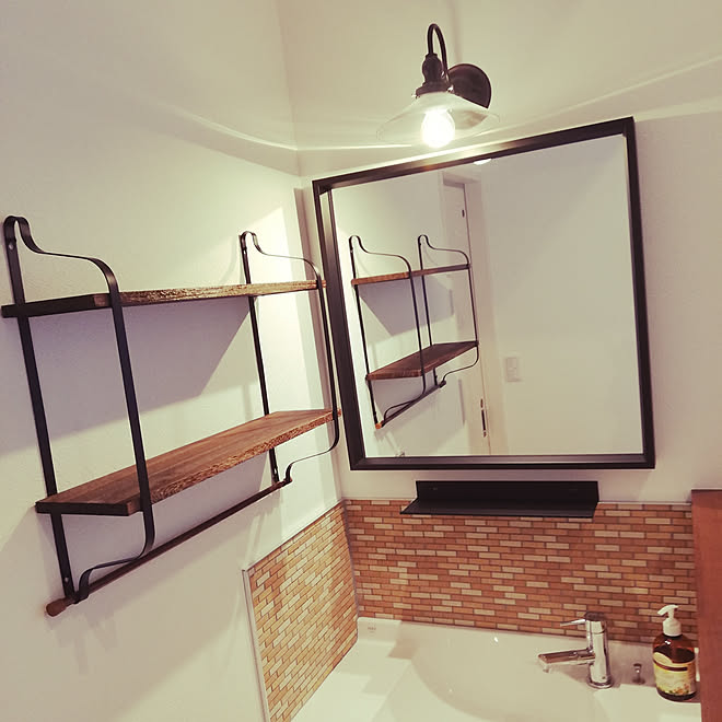 棚 ウォールシェルフ 洗面台 2階の洗面所 イケアの鏡 などのインテリア実例 02 22 57 00 Roomclip ルームクリップ